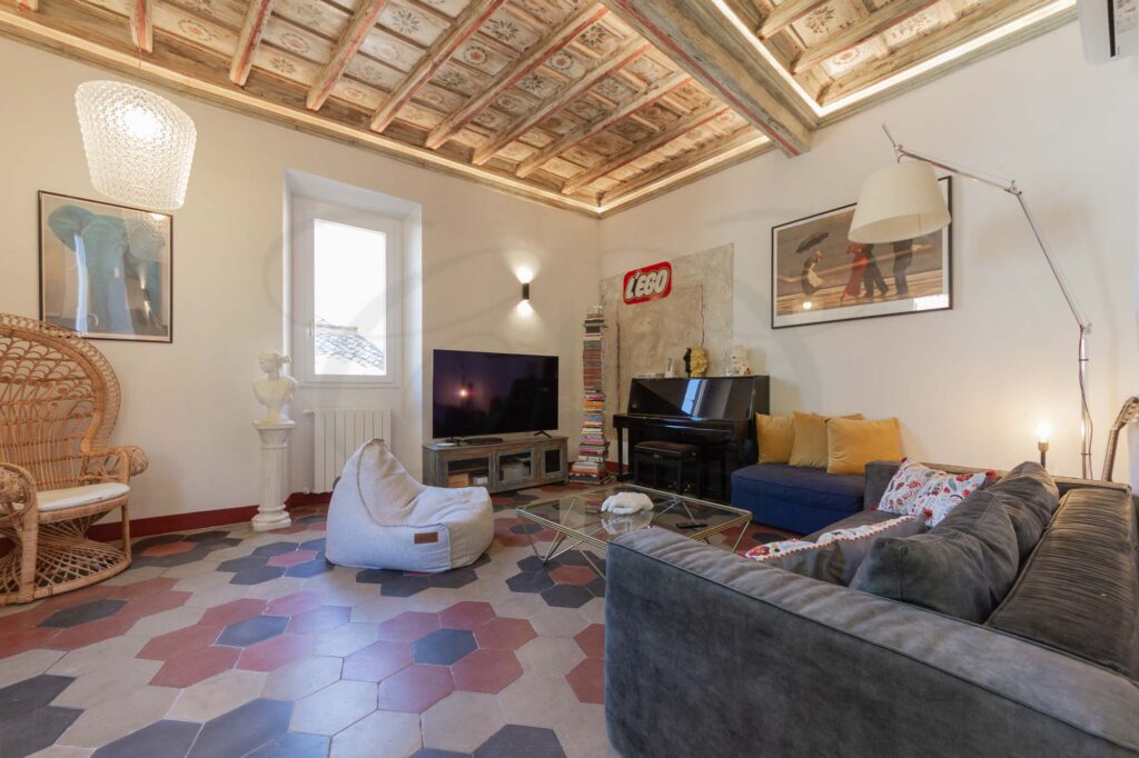 Soggiorno che unisce stile storico e design moderno, in un appartamento venduto da Class & Country Homes a Trastevere.