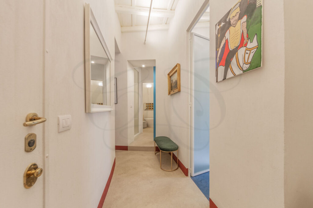 Ingresso di un appartamento storico ristrutturato e venduto da Class & Country Homes a Trastevere.