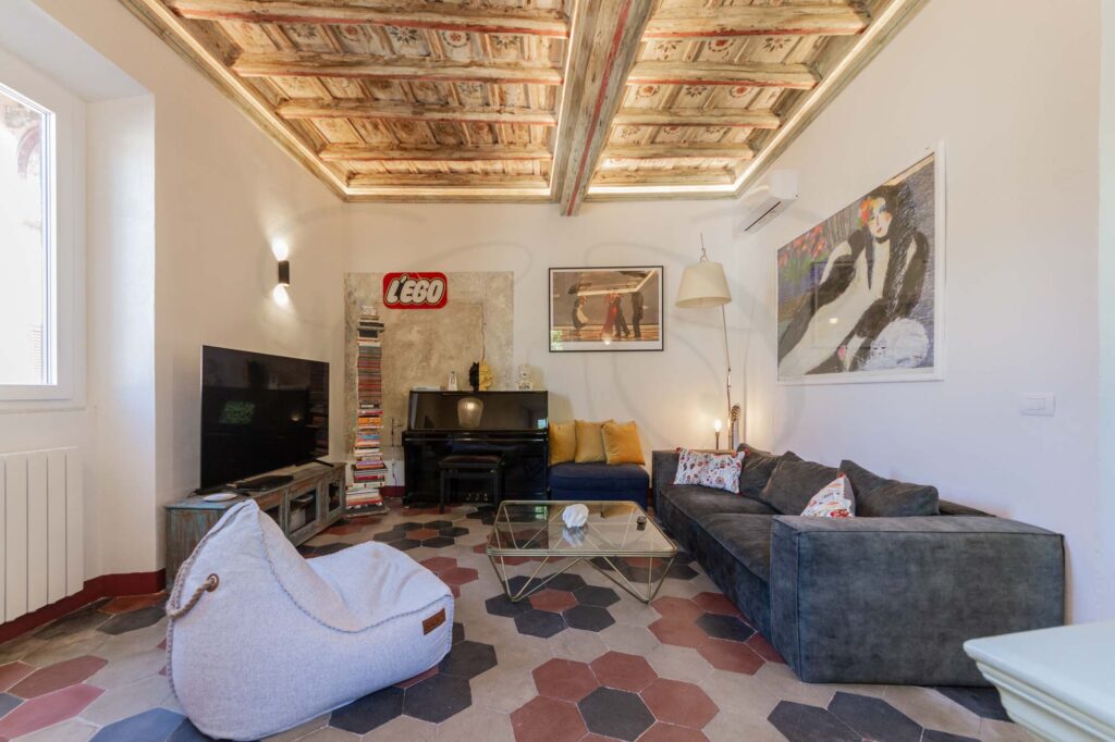 Pavimenti originali in cementine esagonali in un appartamento d'epoca venduto da Class & Country Homes a Roma.