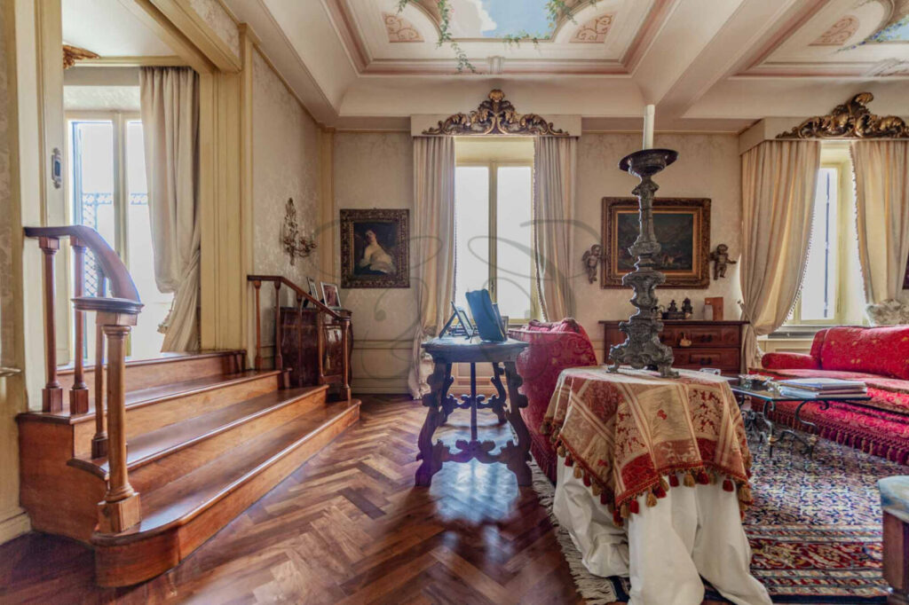 Salone di rappresentanza in un attico affittato da Class & Country Homes in una location istituzionale a Roma.