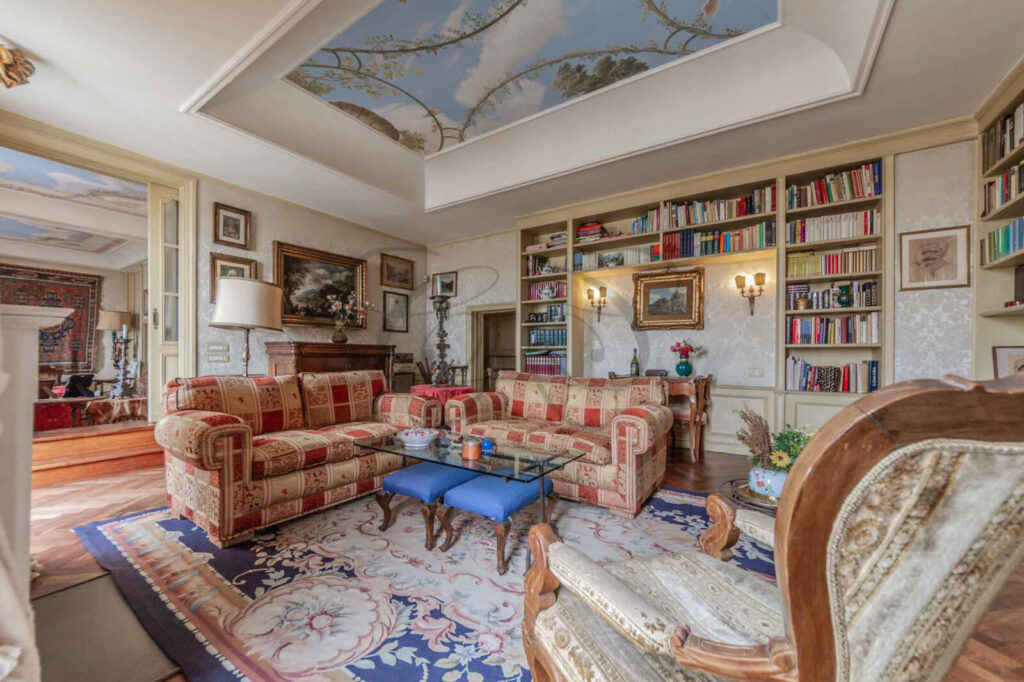 Sala da pranzo formale in un attico di lusso affittato da Class & Country Homes a Roma, zona Quirinale.