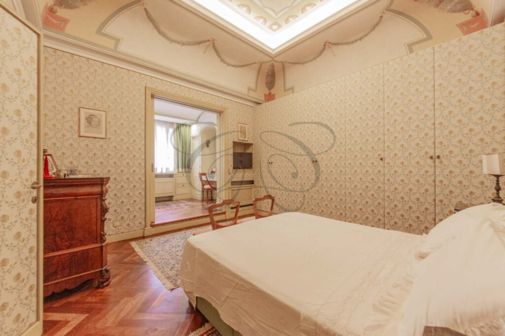 Grande suite padronale in un attico di lusso affittato da Class & Country Homes a Roma.