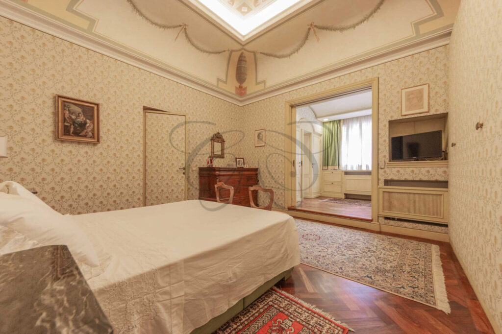 Camera da letto padronale con grandi armadiature, in un attico affittato da Class & Country Homes.