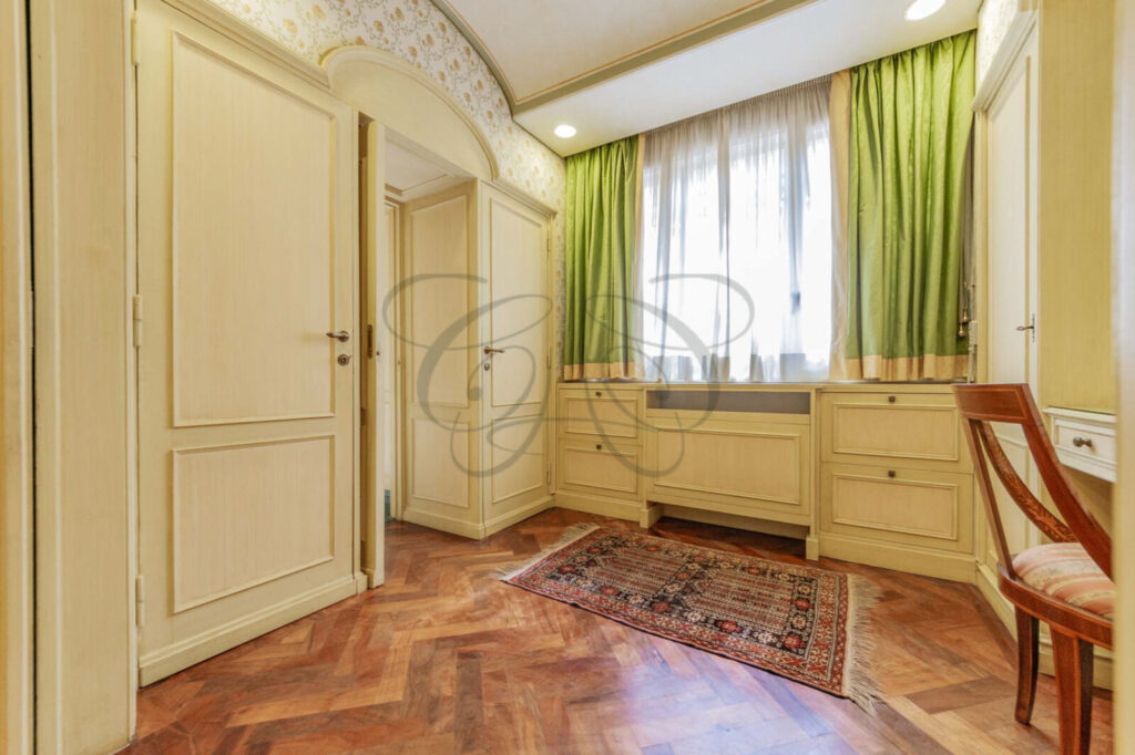 Camera padronale in stile classico in un attico di lusso affittato da Class & Country Homes.