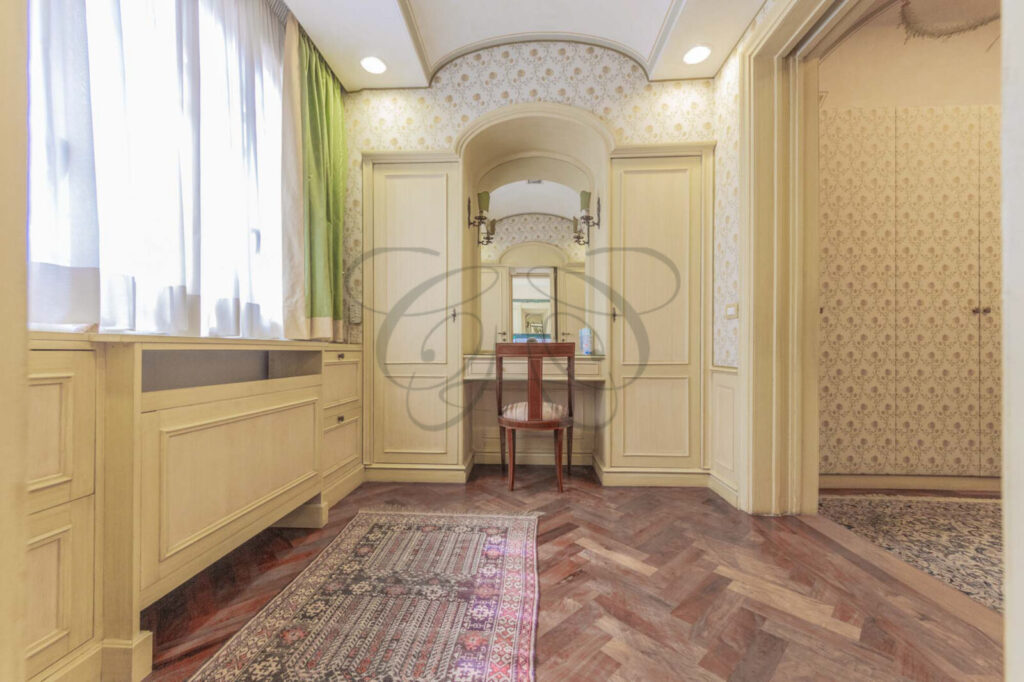 Camera padronale in stile classico in un attico di lusso affittato da Class & Country Homes.