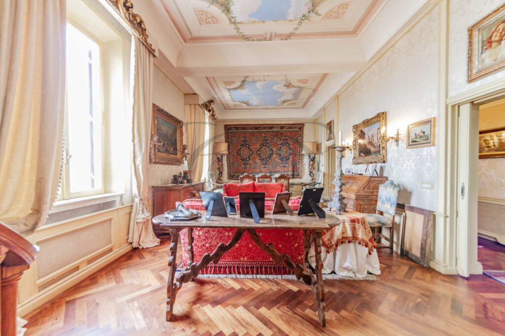 Sala da pranzo formale in un attico di lusso affittato da Class & Country Homes a Roma, zona Quirinale.