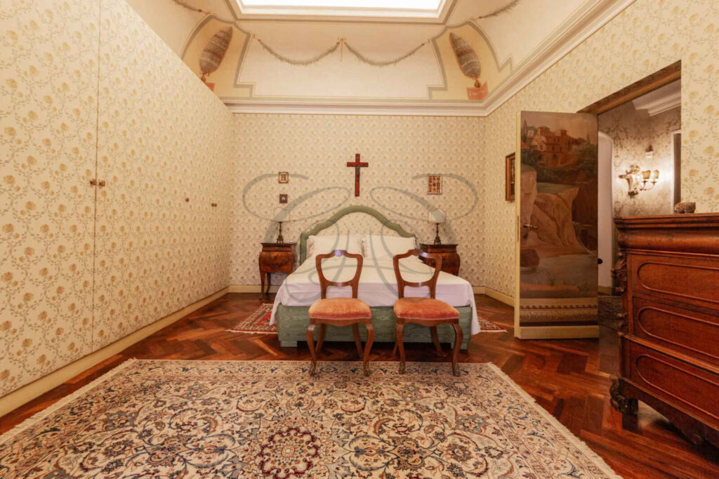 Due camere da letto comunicanti in un attico affittato da Class & Country Homes a Roma.