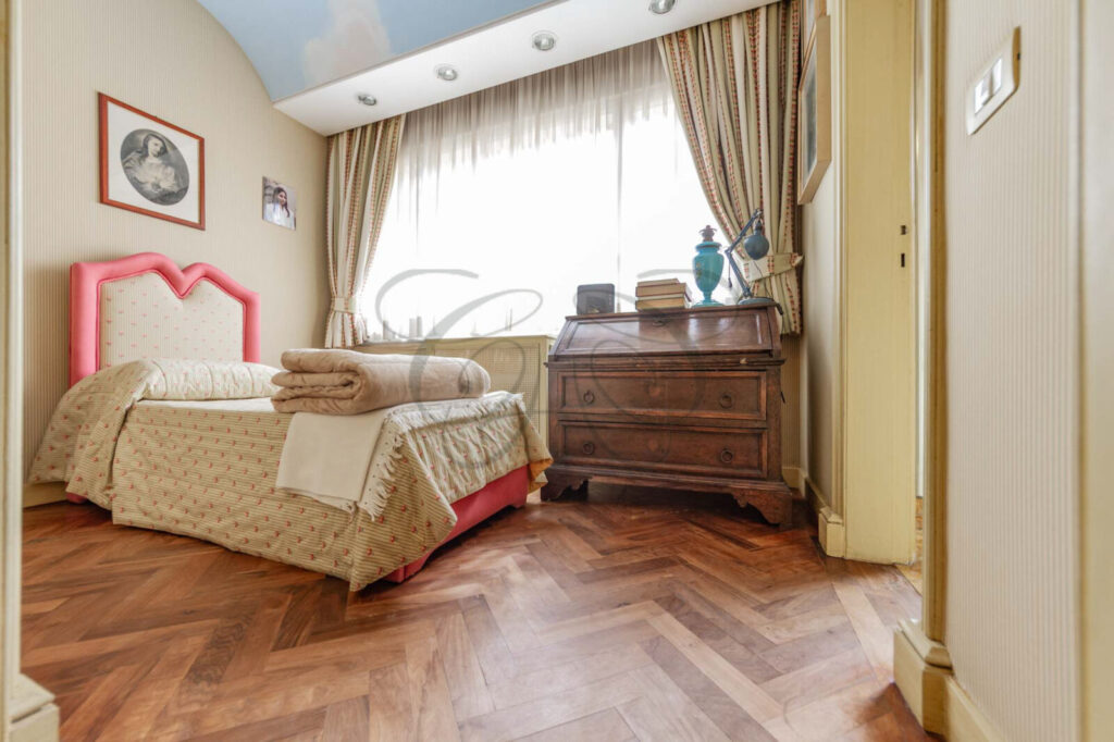 Boiserie e armadi a muro nella zona notte, in un attico affittato da Class & Country Homes.