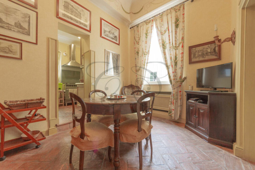 Cucina abitabile in un attico di lusso affittato da Class & Country Homes a Roma, zona Quirinale.