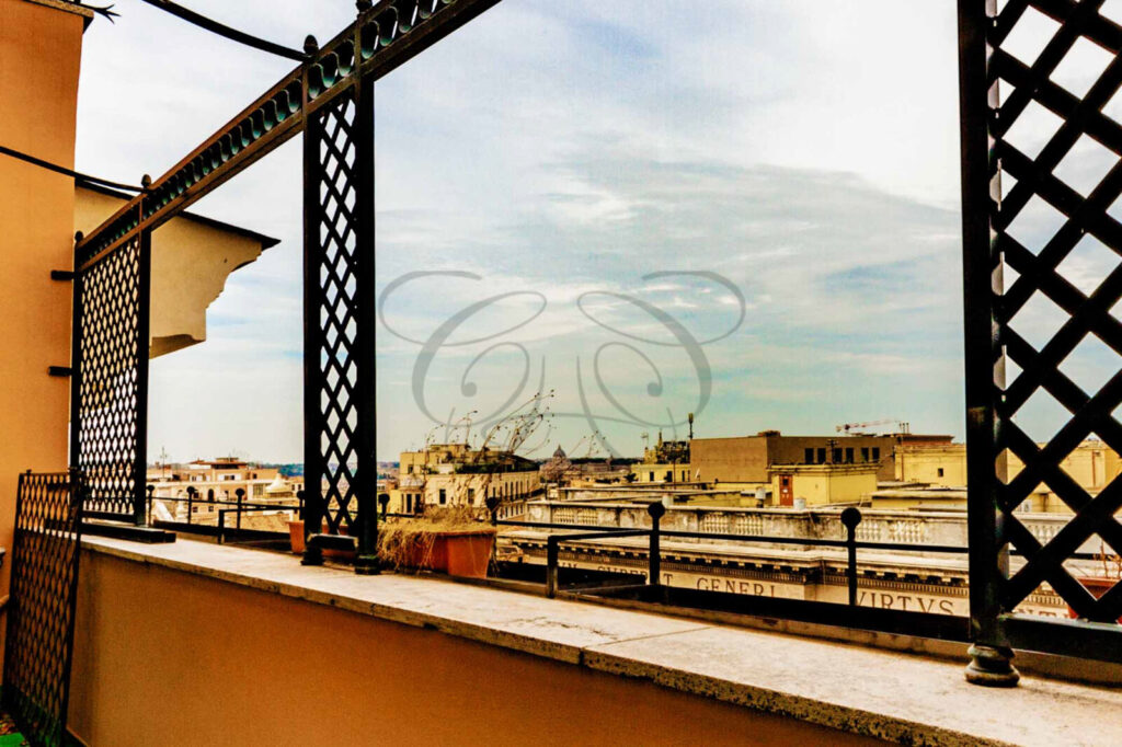 Grande terrazzo panoramico, attico affittato da Class & Country Homes.