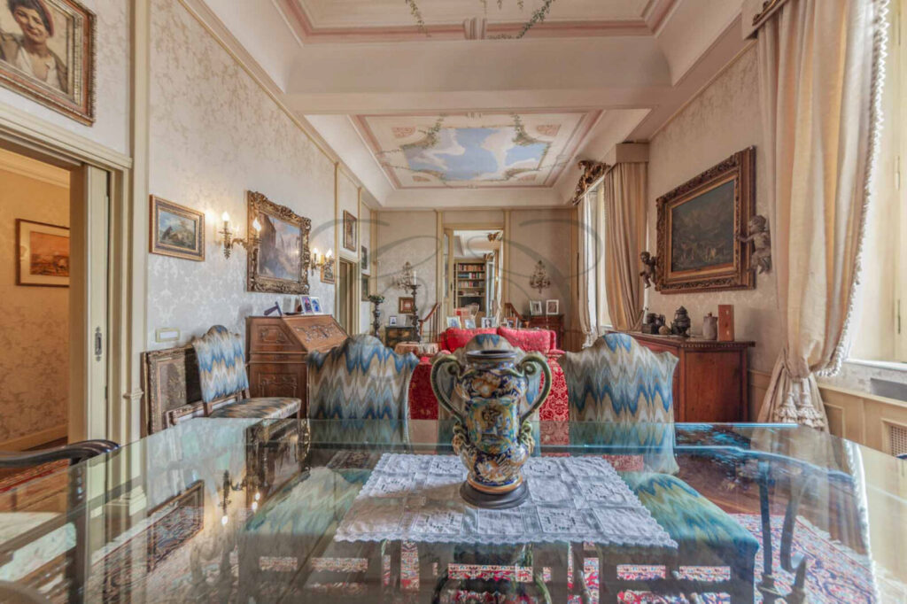 Salone luminoso con vista panoramica in attico affittato da Class & Country Homes a Roma.