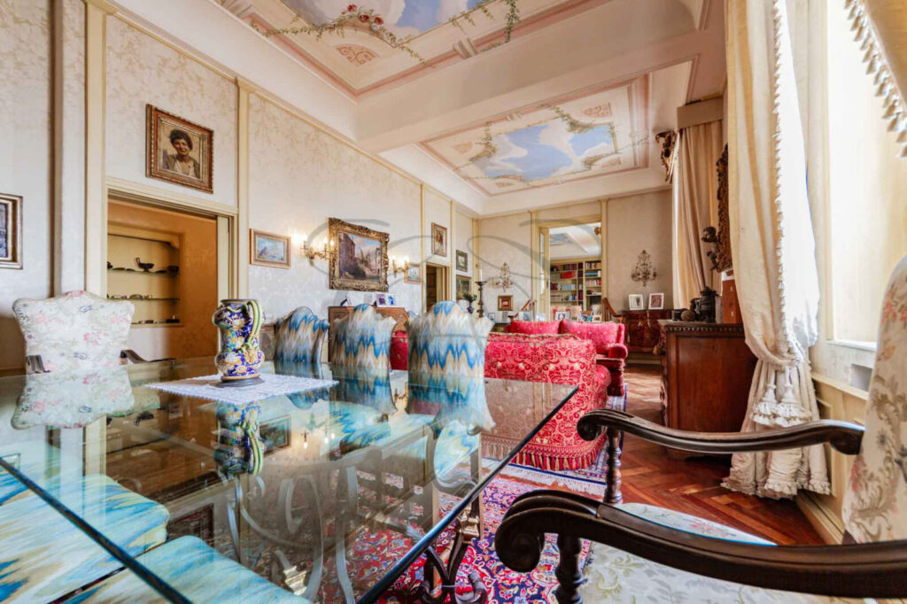 Soffitti alti e affrescati nel salone di un attico d'epoca affittato da Class & Country Homes.