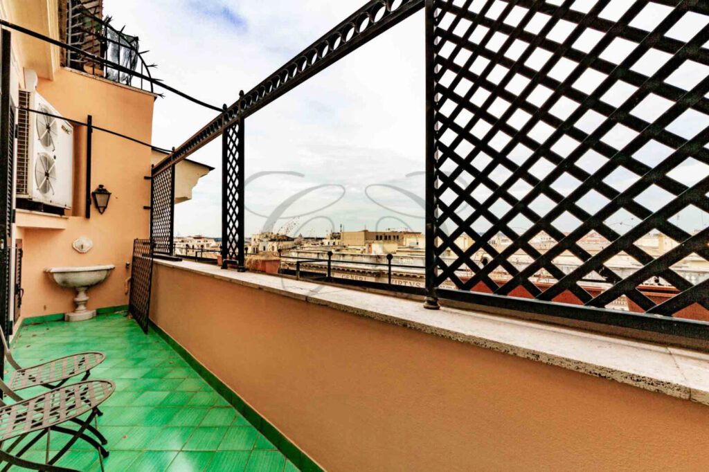 Terrazzo con vista panoramica su Roma e San Pietro, attico di lusso affittato da Class & Country Homes.