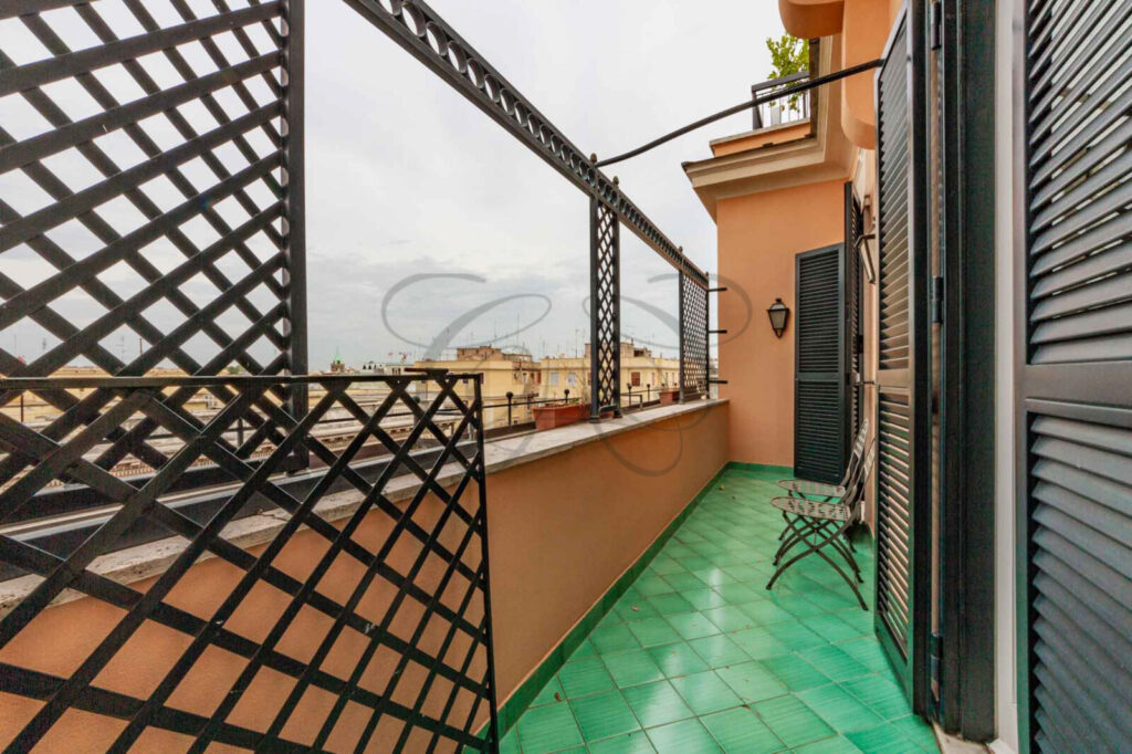 Vista sui tetti del centro storico dal terrazzo di un attico affittato da Class & Country Homes.