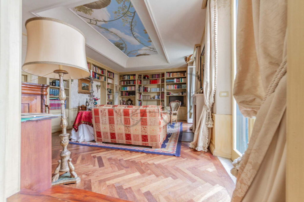 Sala da pranzo con pareti curve in un attico d'epoca affittato da Class & Country Homes.