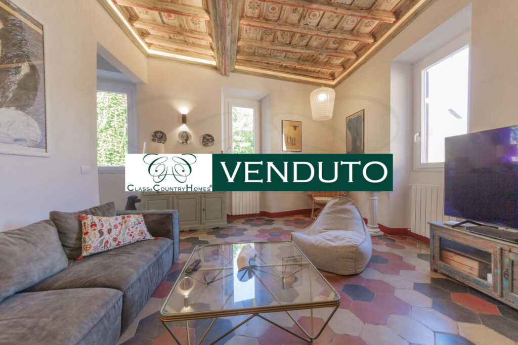 Soffitti alti in legno decorati in un appartamento di lusso venduto da Class & Country Homes a Roma, Trastevere.