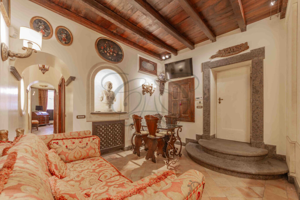 La bellezza di un salone di rappresentanza nel centro di Roma, che dimostra la capacità di Class & Country Homes di soddisfare la clientela più esigente.