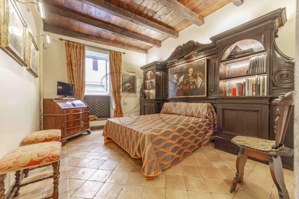 La vista dal corridoio alla camera da letto, che mostra la privacy dell'ambiente.