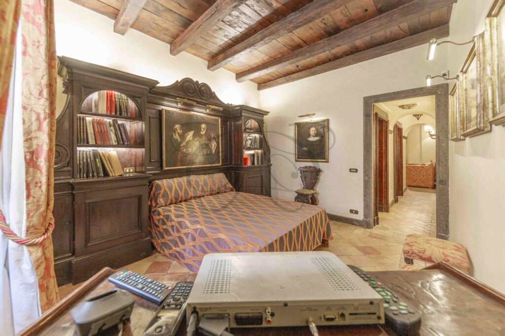 Un dettaglio di un'autentica porzione di parete decorata, che aggiunge un valore storico e culturale alla casa.