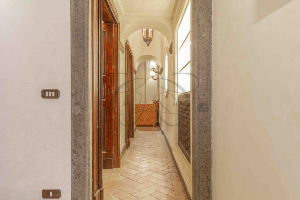 Un dettaglio di un'autentica porzione di parete decorata, che aggiunge un valore storico e culturale alla casa.