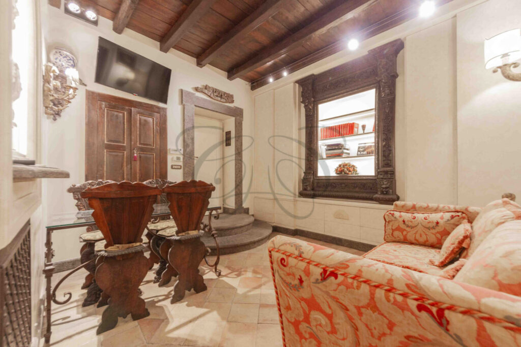 L'atmosfera unica di un ingresso storico che invita a scoprire una residenza di prestigio gestita da Class & Country Homes.