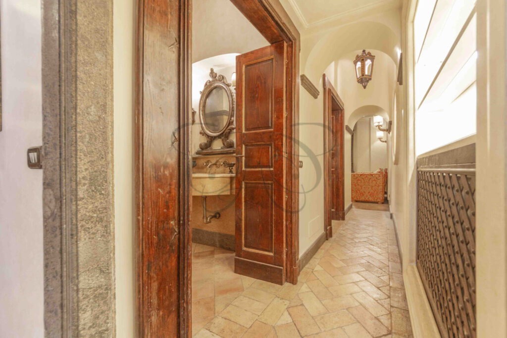 Un dettaglio di un'autentica porzione di parete decorata, che aggiunge un valore storico e culturale alla casa.