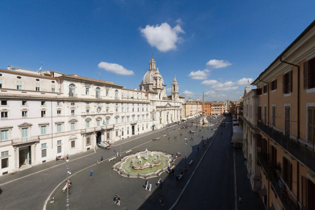 Strada con alto flusso pedonale nel centro storico, location di un negozio affittato da Class & Country Homes.