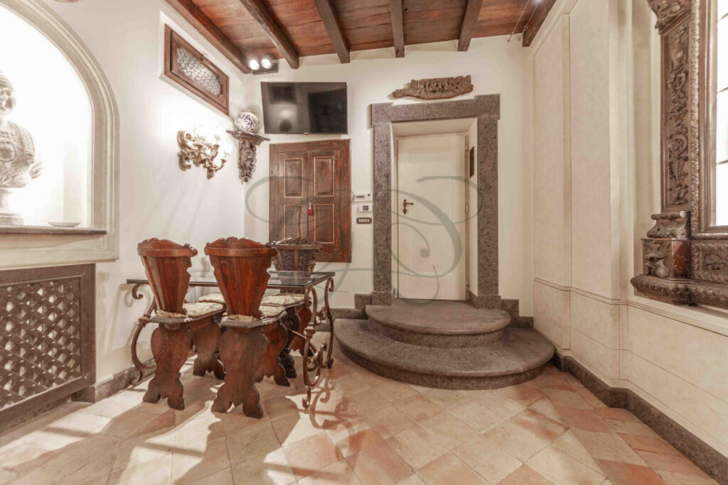 Un salone di rappresentanza che testimonia l'abilità di Class & Country Homes nel locare immobili di alto livello.