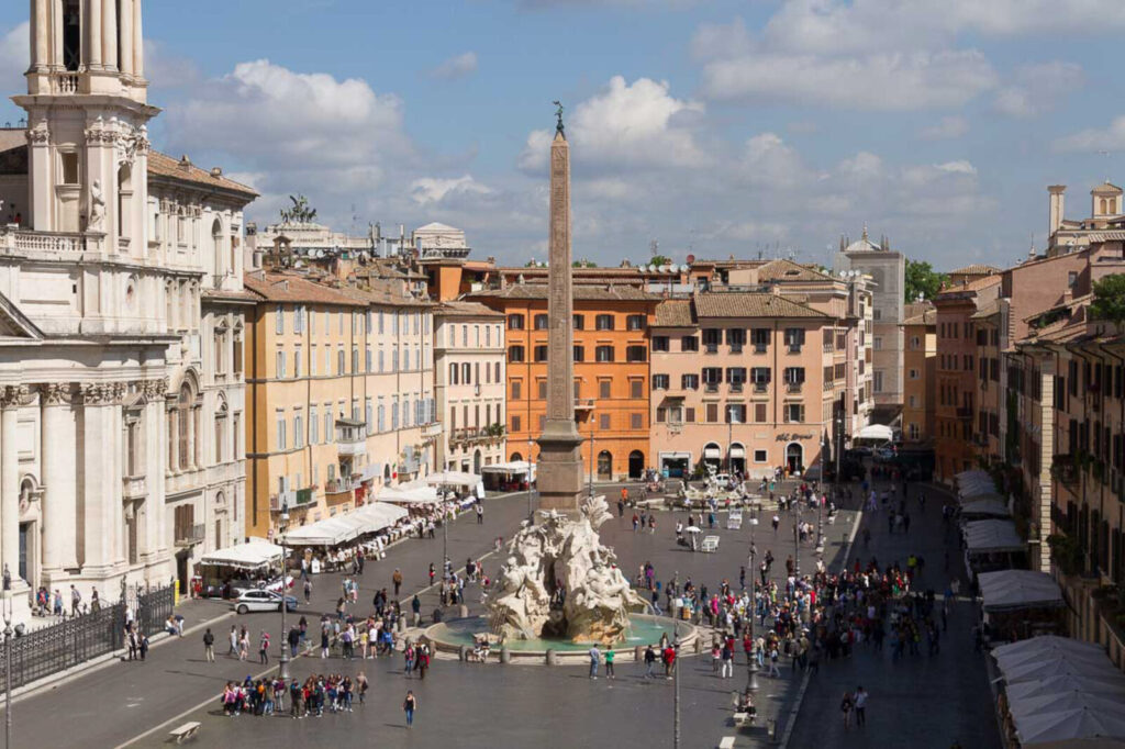 Scorcio del centro storico di Roma, contesto del negozio affittato da Class & Country Homes.