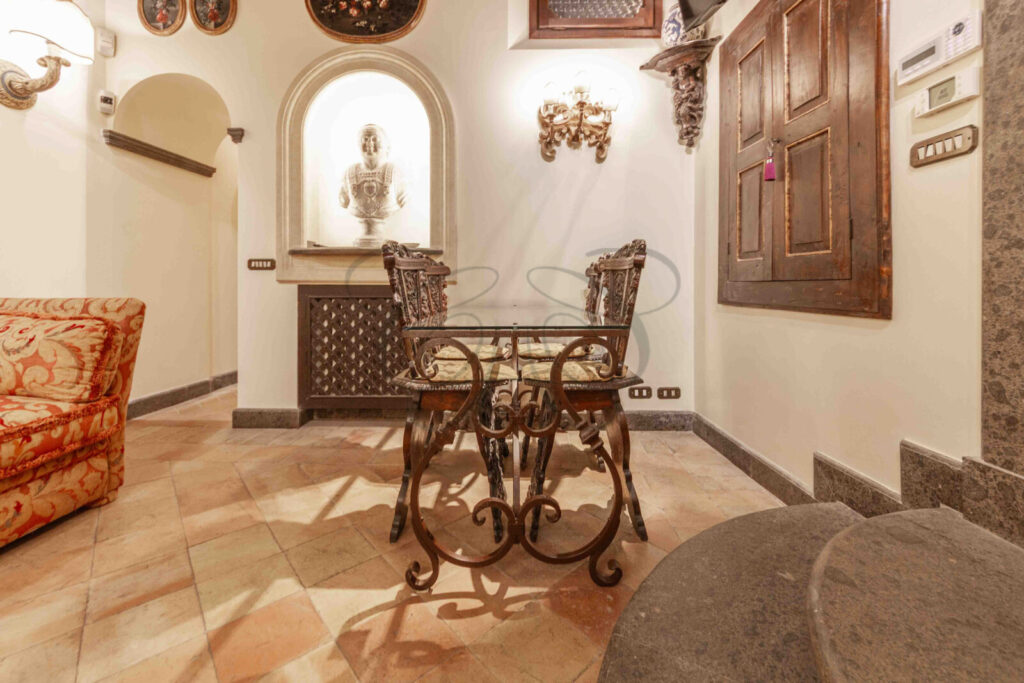 La funzionalità di un'armadiatura su misura che testimonia l'attenzione di Class & Country Homes per il comfort dei propri clienti.