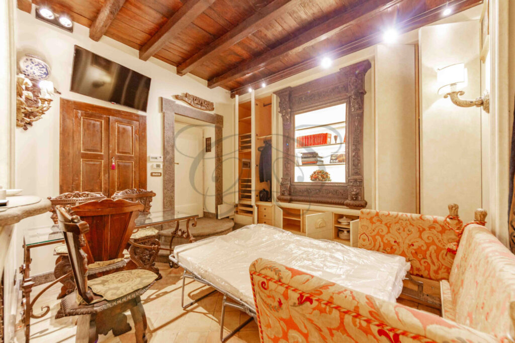 La bellezza di un salone di rappresentanza nel centro di Roma, che dimostra la capacità di Class & Country Homes di soddisfare la clientela più esigente.