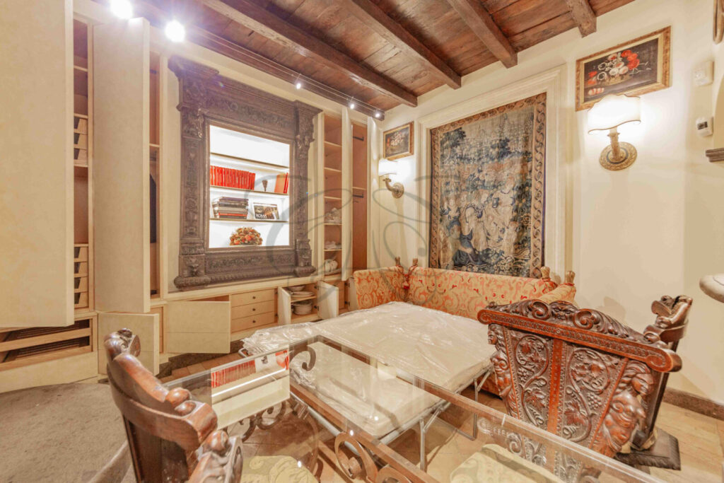 Una cucina compatta con superfici in marmo, elettrodomestici moderni e mobili in legno.