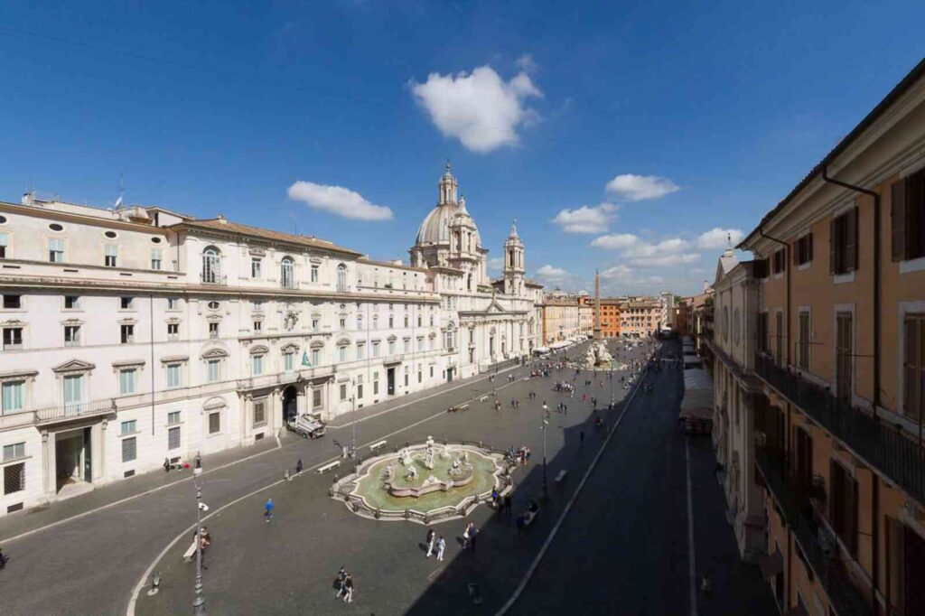 Strada con alto flusso pedonale nel centro storico, location di un negozio affittato da Class & Country Homes.
