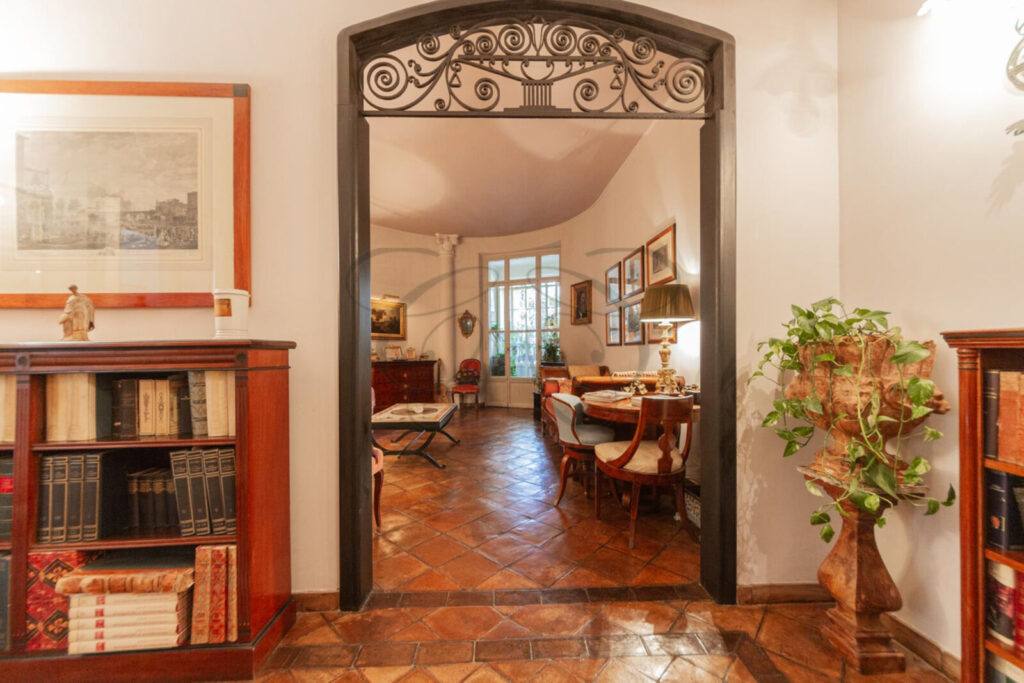 Ingresso di rappresentanza con cotto antico in appartamento di lusso venduto da Class & Country Homes a Roma, Rione Monti.
