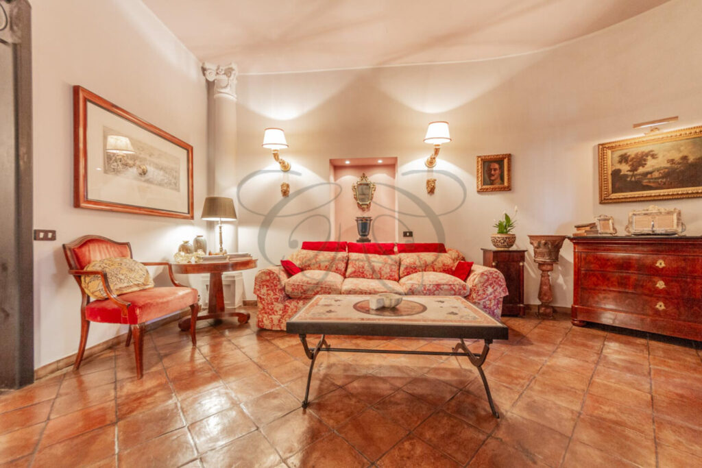 Salone ovale con colonne e pavimento in cotto in appartamento di lusso venduto da Class & Country Homes a Roma.
