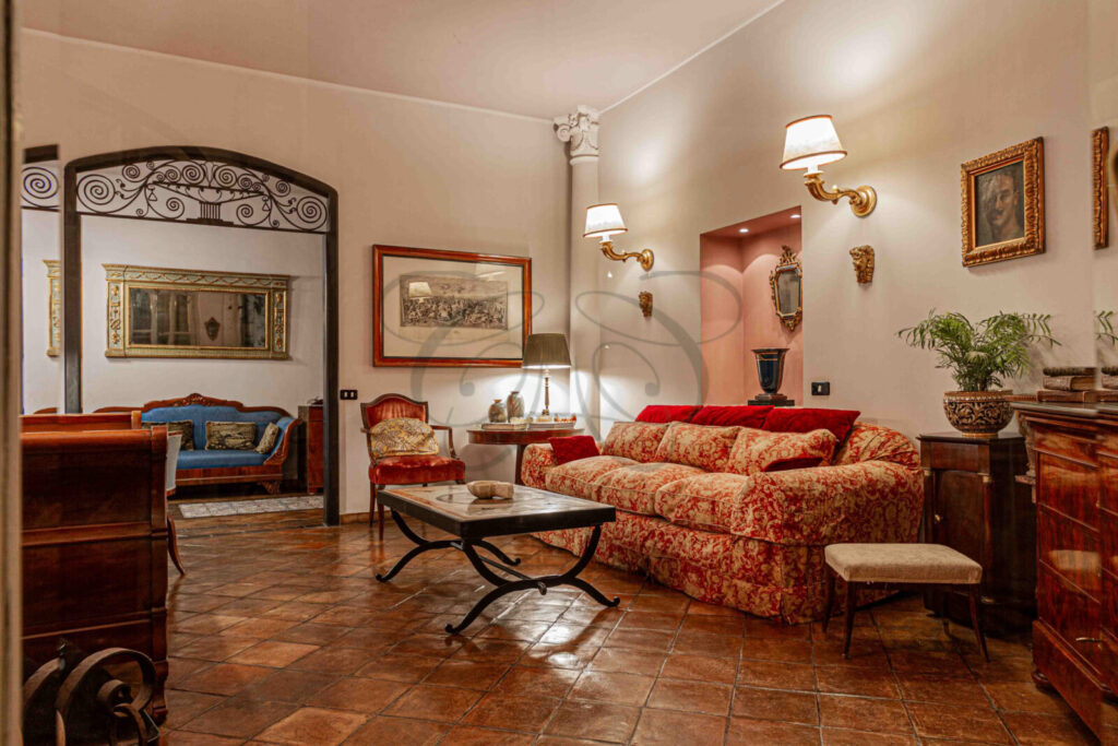 Salone arredato in stile classico in appartamento venduto da Class & Country Homes nel Rione Monti.