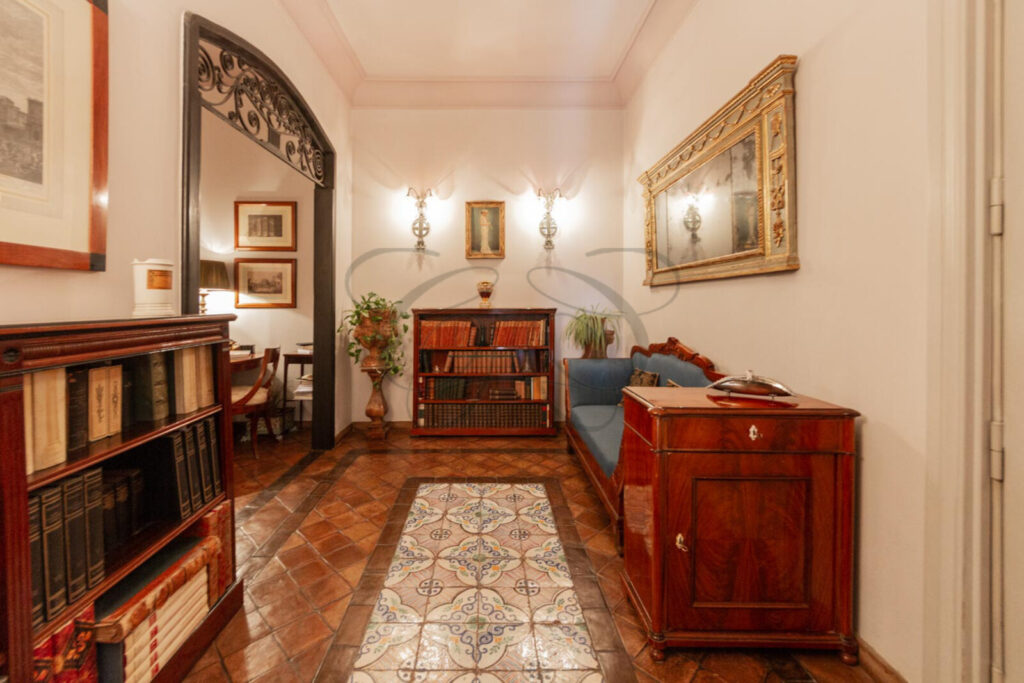 Ingresso di un appartamento di 210 mq venduto da Class & Country Homes nel Rione Monti.