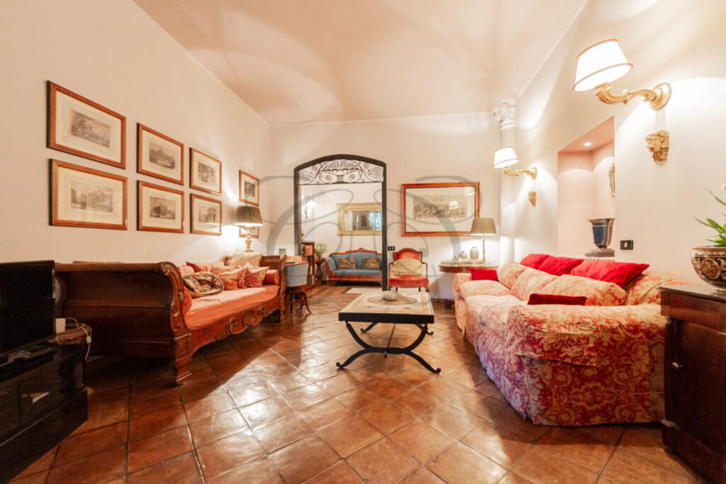 Soffitto affrescato, dettaglio di un appartamento di lusso venduto da Class & Country Homes.
