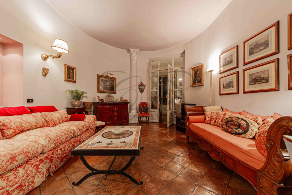 Ingresso padronale di un appartamento con doppio ingresso venduto da Class & Country Homes a Roma.