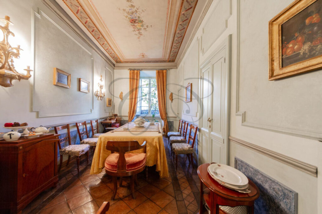 Sala da pranzo con soffitto affrescato in appartamento d'epoca venduto da Class & Country Homes a Roma.