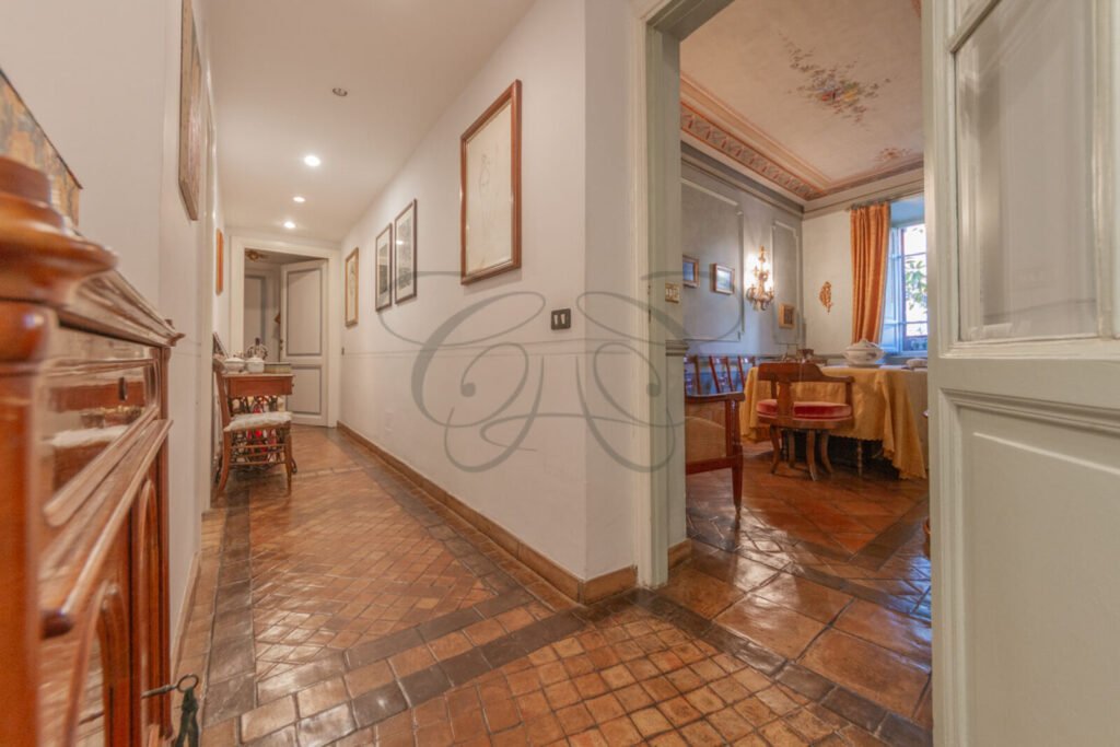 Corridoio della zona notte in appartamento venduto da Class & Country Homes nel Rione Monti.