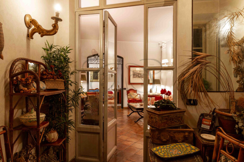 Spazio relax nel giardino d'inverno di un appartamento venduto da Class & Country Homes a Roma.