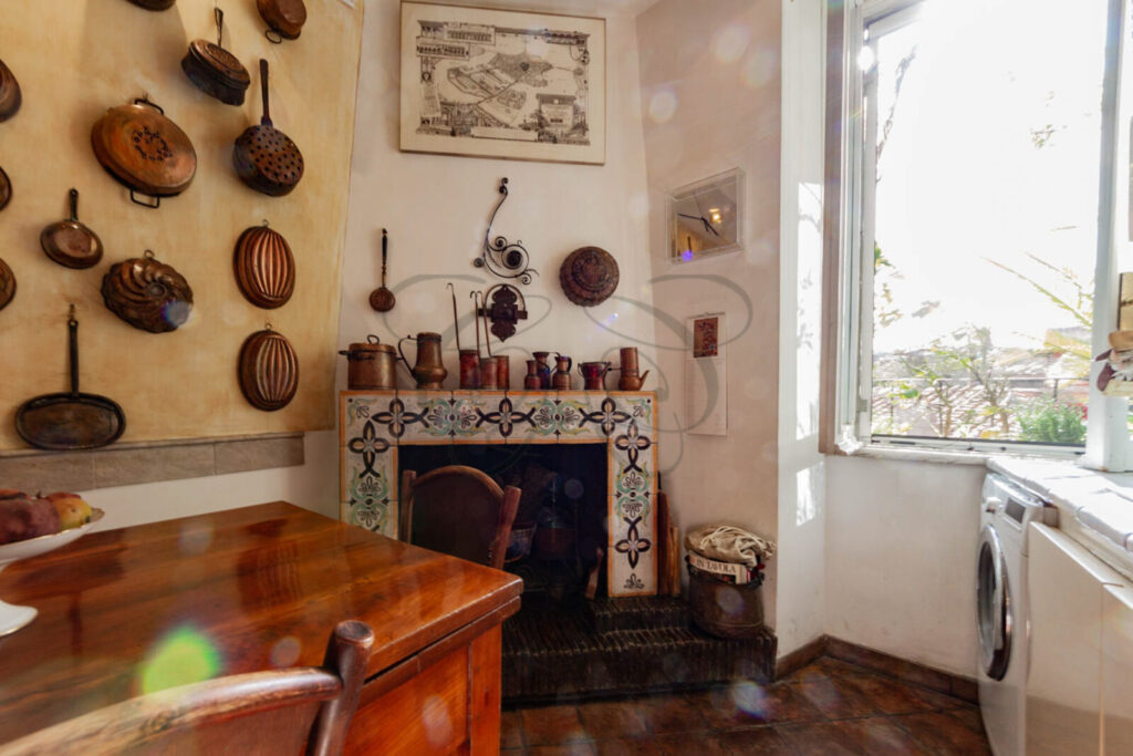 Ampia cucina abitabile in appartamento di 210 mq venduto da Class & Country Homes nel Rione Monti.