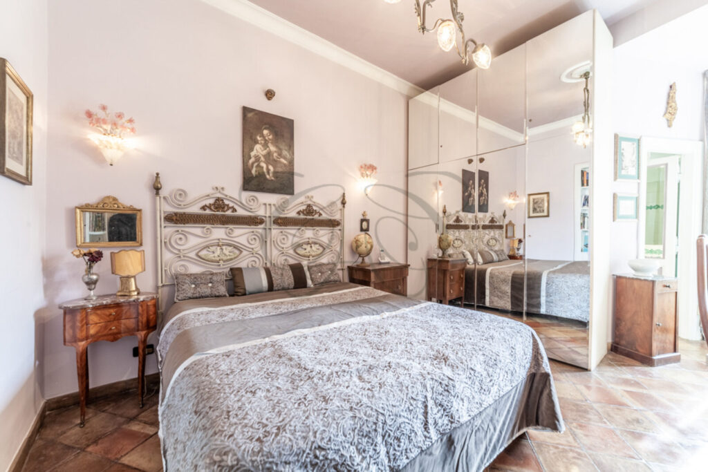 Camera da letto padronale in appartamento di lusso venduto da Class & Country Homes a Roma, Rione Monti.