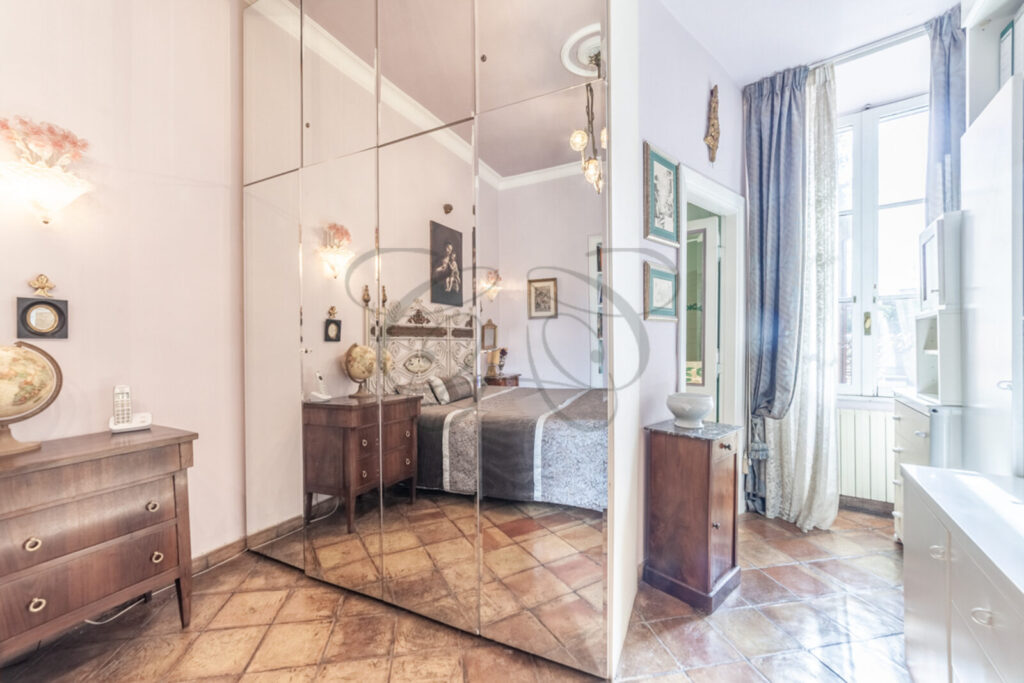 Dettaglio dei pavimenti in cotto in una camera da letto, appartamento venduto da Class & Country Homes.