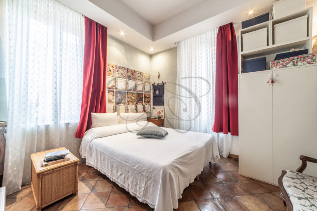 Camera da letto con cabina armadio in appartamento venduto da Class & Country Homes a Roma.
