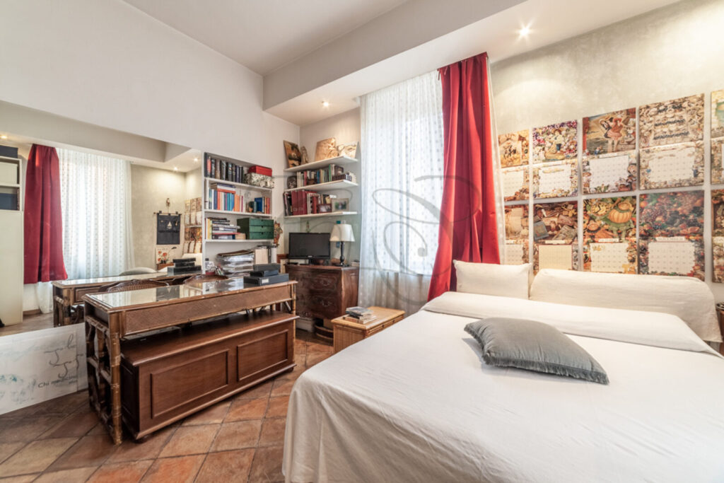 Una delle tre camere da letto in appartamento di 210 mq venduto da Class & Country Homes a Roma.