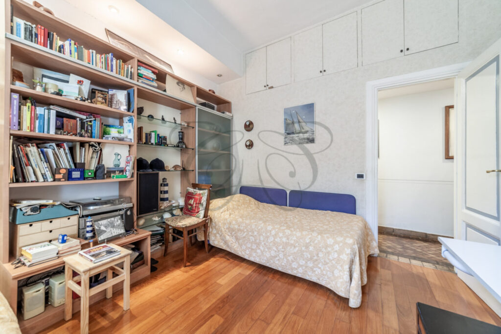 Camera da letto con cabina armadio in appartamento venduto da Class & Country Homes a Roma.