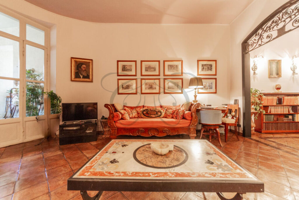 Salone con accesso al giardino d'inverno, appartamento venduto da Class & Country Homes a Roma, Rione Monti.