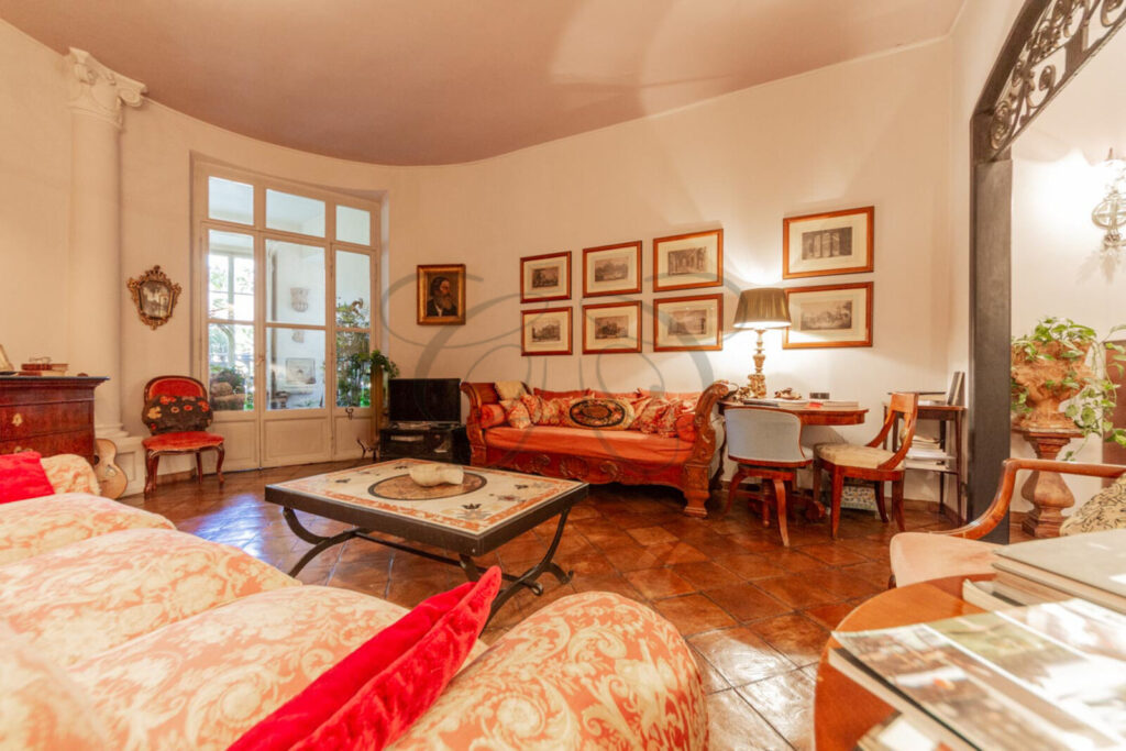 Salone ovale con colonne e pavimento in cotto in appartamento di lusso venduto da Class & Country Homes a Roma.